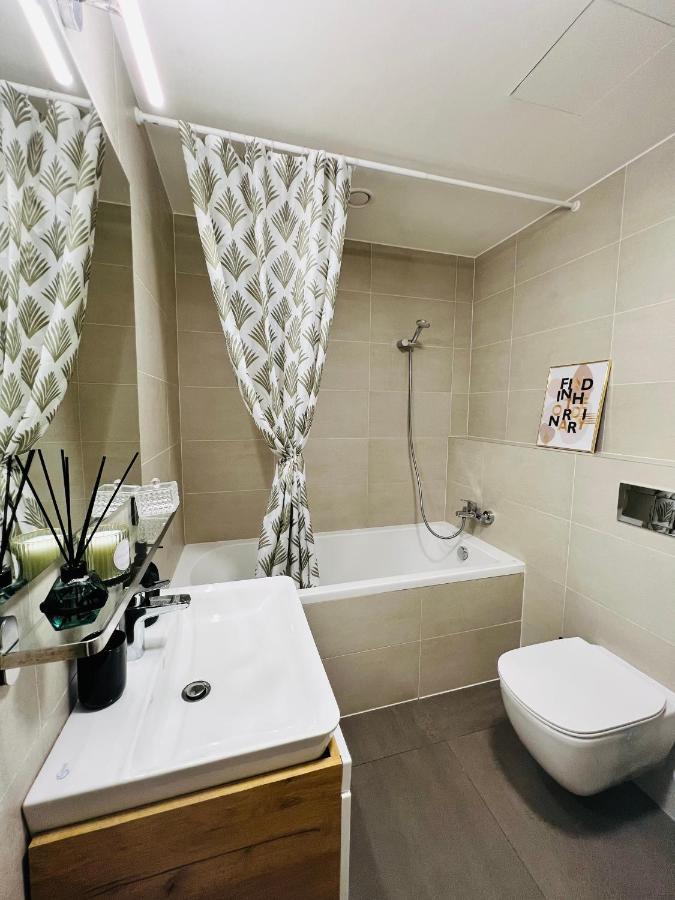 White Pearl Studio With Parking In Holesovice Prague Exterior photo